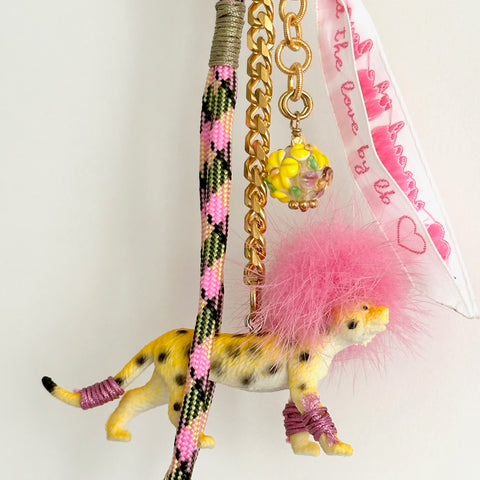luipaard bag charm – bold & funky