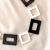 halsketting met zwarte en witte glazen schakels