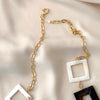 halsketting met zwarte en witte glazen schakels
