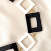 halsketting met zwarte en witte glazen schakels