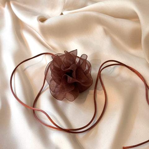 bruine bloem in organza