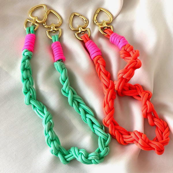 Boho Gevlochten Telefoonkoord – Handgemaakt, Universele Pasvorm, 120 Cm Lang, Met Hartjes- En Cookie-hanger (meerkleurig)