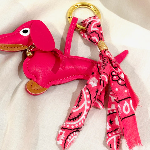 roze teckel bag charm met bandana tassel - UITVERKOCHT