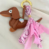 bruine teckel bag charm met roze tassel - UITVERKOCHT