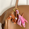 bruine teckel bag charm met roze tassel - UITVERKOCHT