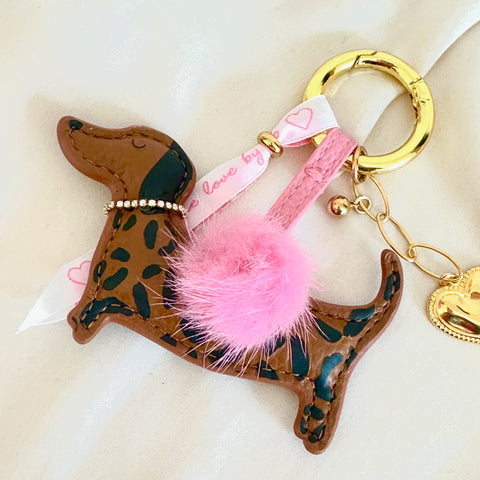 teckel met pompom bag charm