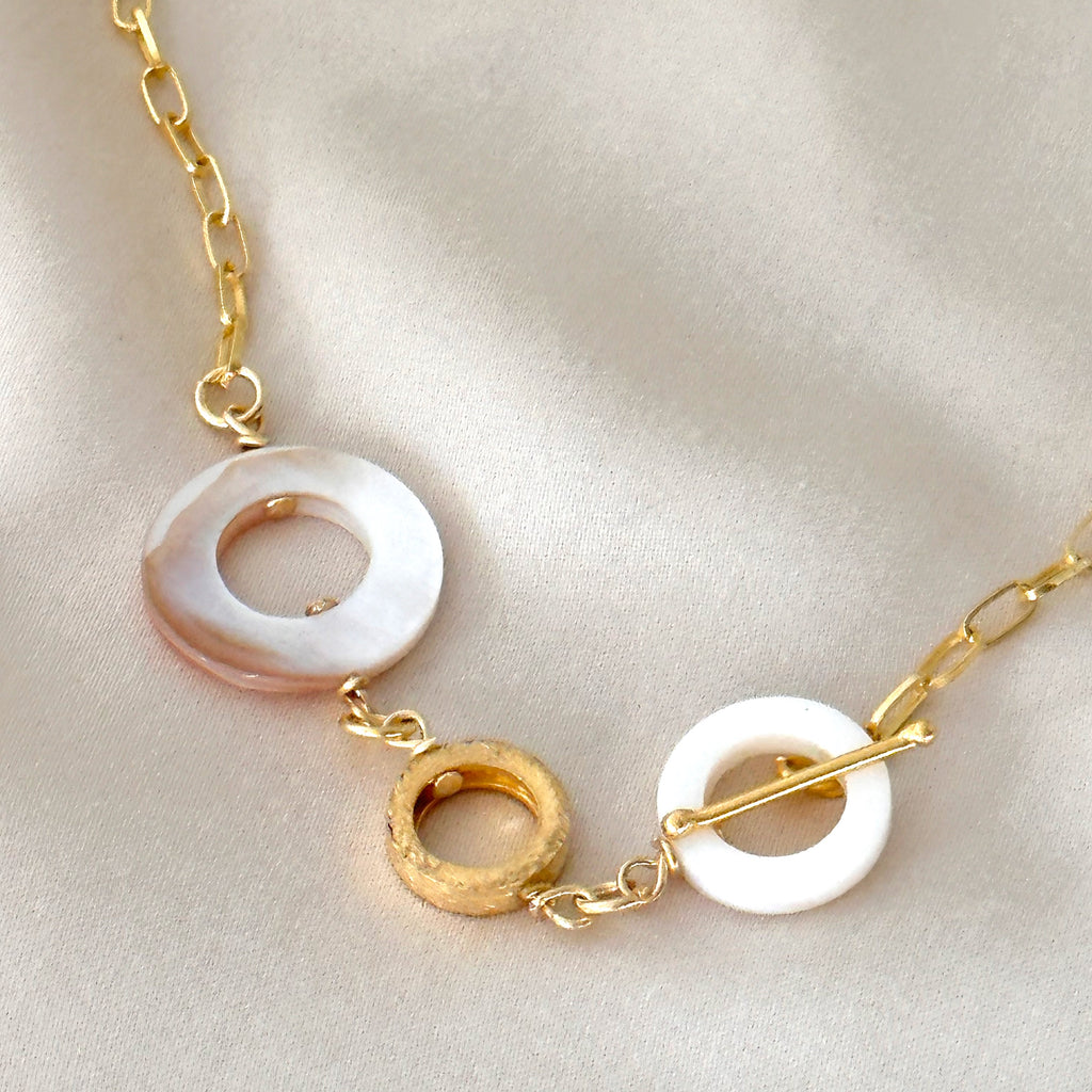 Elegante Ins Super Shine 18K chapado en oro de alta calidad Vintage redondo blan Elegante Ins Super Shine 18K chapado en oro de alta calidad Vintage redondo blan
