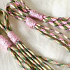 paracord charm in khaki en roos