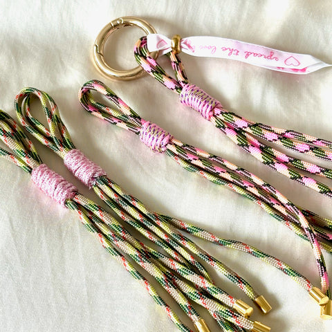 paracord charm in khaki en roos