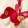 roze teckel bag charm met bandana sjaaltje - UITVERKOCHT